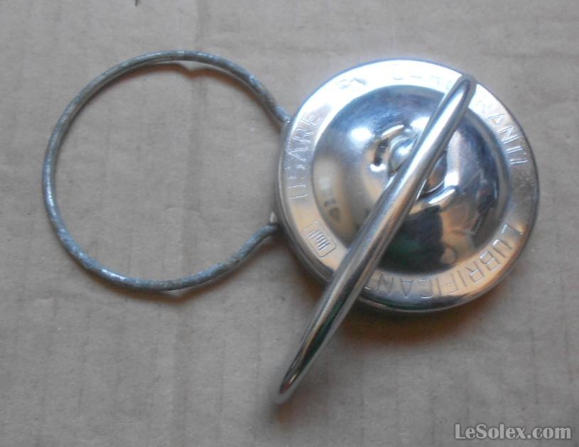 Bouchon reservoir gt10 en italien chrome piqu&eacute;