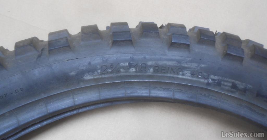 Pneu michelin T50 2 3/4-18 legerement craquelé