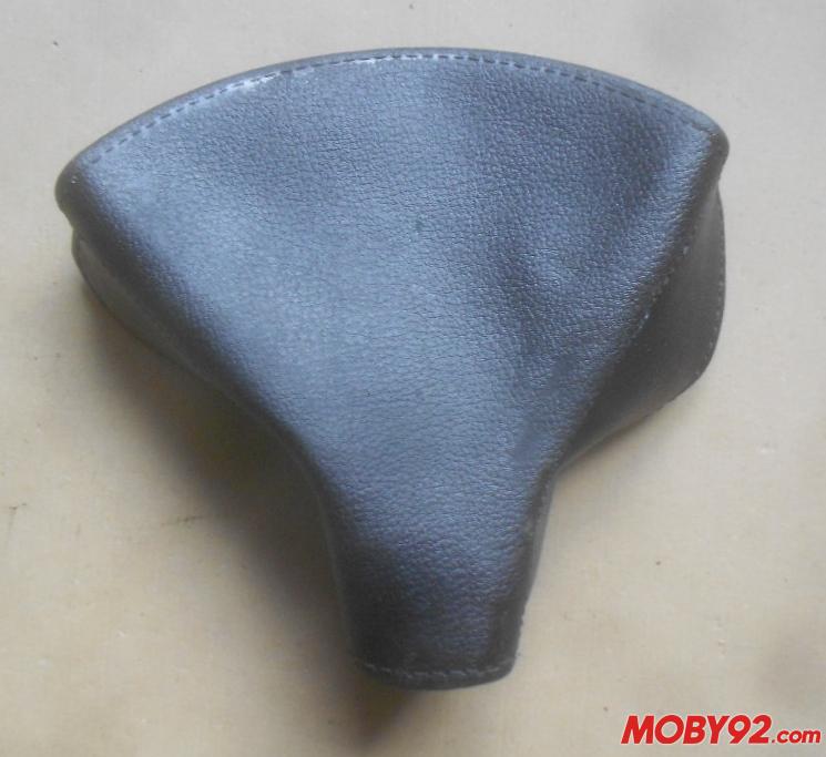 Dessus selle motobecane noir reydel