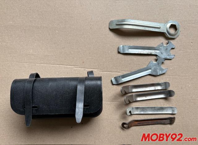 Trousse &agrave; outils &agrave; accrocher sous la selle