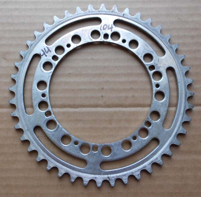 couronne 44 dents 104 mm