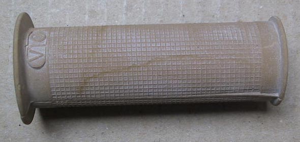 poign&eacute;e beige VIC