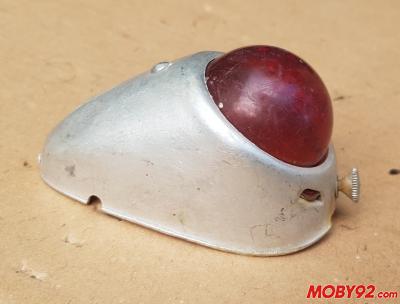Feu Arrière Luxor Forme Obus Pour Vélo Vintage - Fixation Sur Haubans - Neuf Avec Léger Défaut éventuel