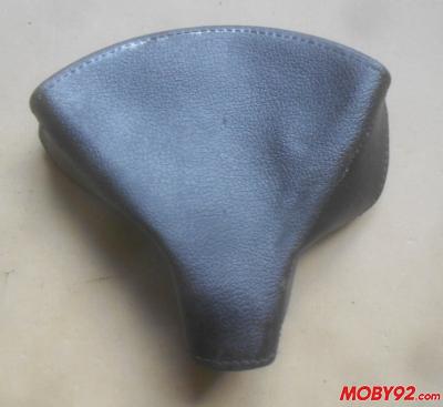 Dessus selle motobecane noir reydel