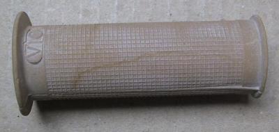 poign&eacute;e beige VIC