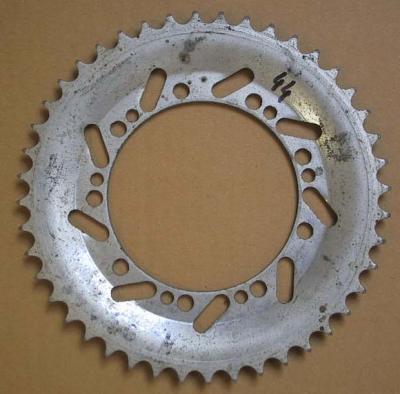 Couronne échancrée ATV 44 dents AV65, 75, 76, 85